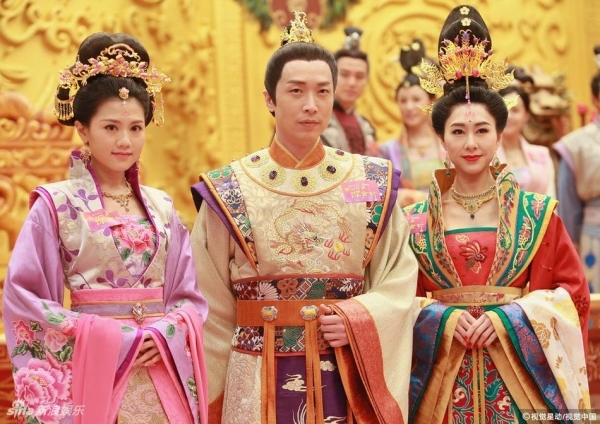 Cung Tâm Kế 2 khiến fan ngán ngẩm vì trang phục quá màu mè
