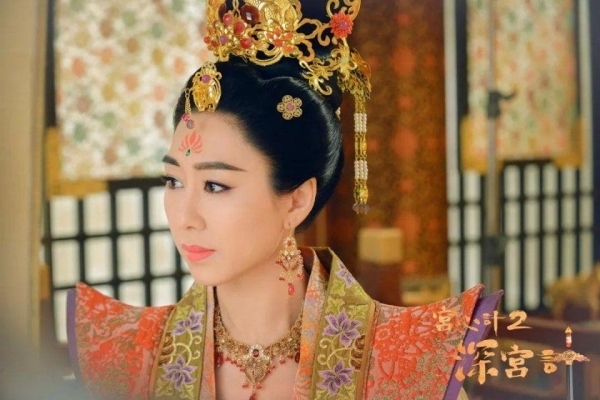 Cung Tâm Kế 2 khiến fan ngán ngẩm vì trang phục quá màu mè
