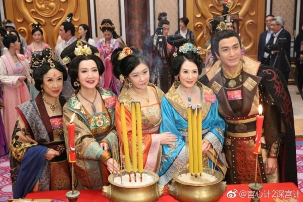 Cung Tâm Kế 2 khiến fan ngán ngẩm vì trang phục quá màu mè