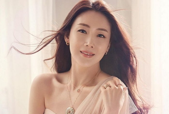 Choi Ji Woo bất ngờ tuyên bố kết hôn ở tuổi 42