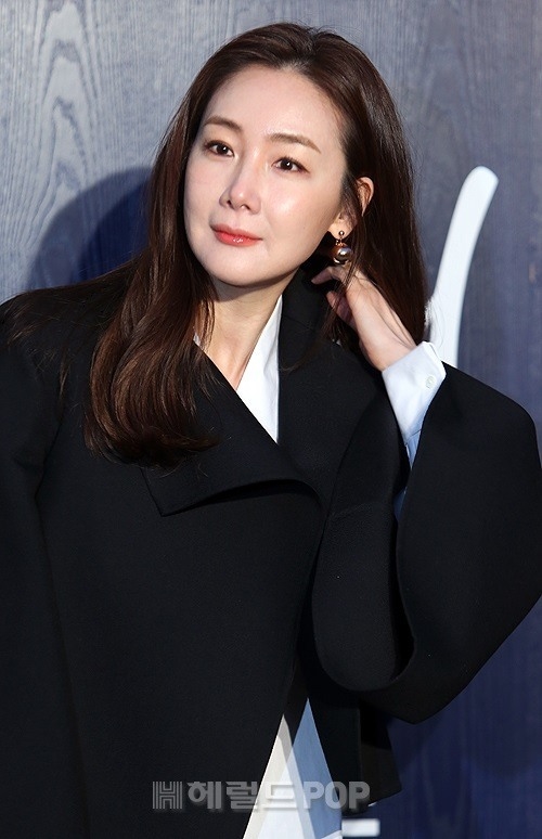 Choi Ji Woo bất ngờ tuyên bố kết hôn ở tuổi 42