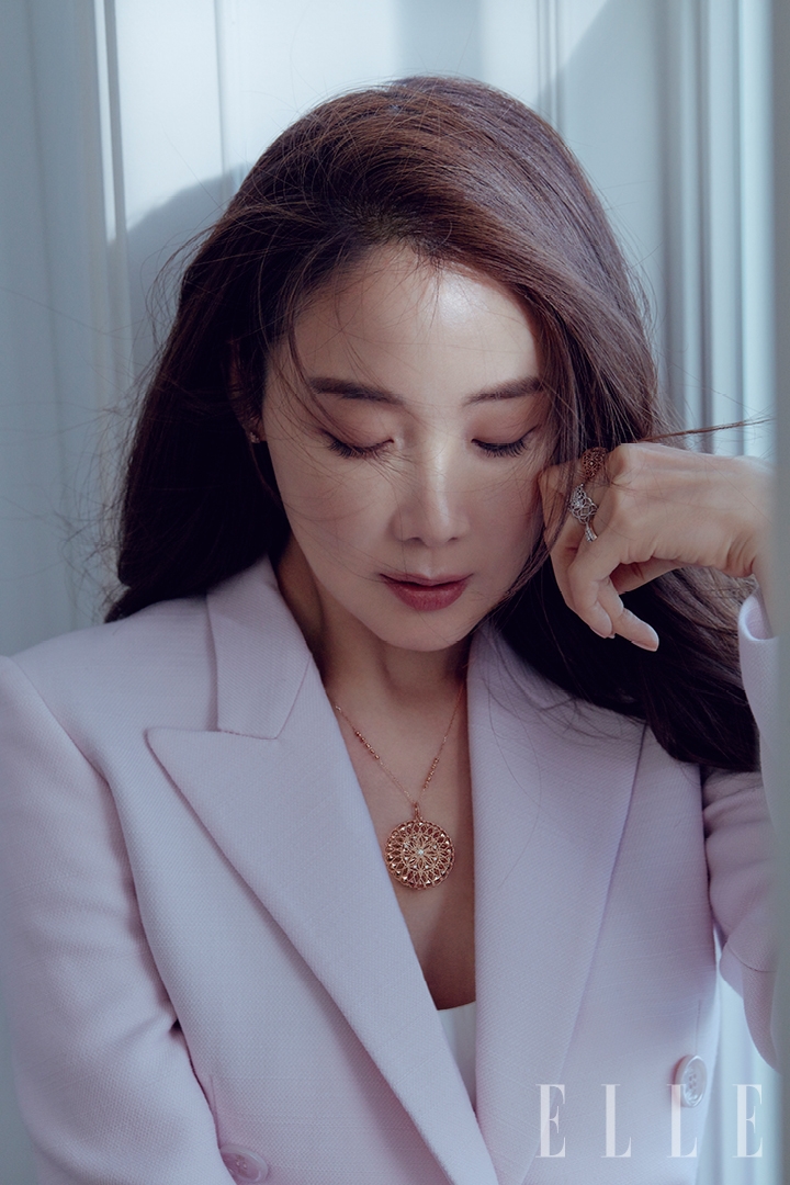 Choi Ji Woo bất ngờ tuyên bố kết hôn ở tuổi 42