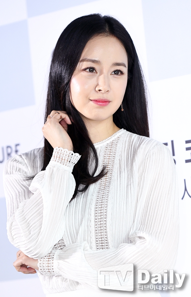 Kim Tae Hee lần đầu đi sự kiện sau 5 tháng kể từ ngày sinh con