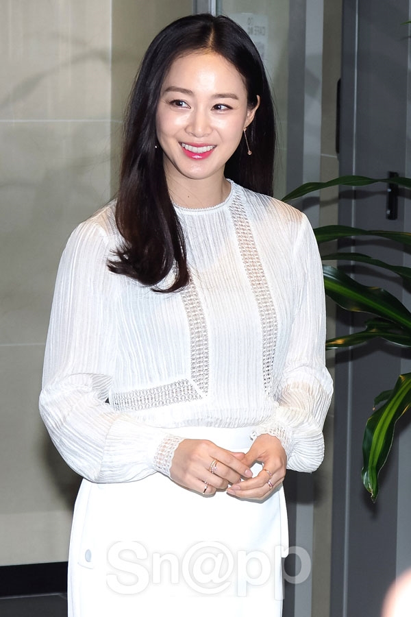 Kim Tae Hee lần đầu đi sự kiện sau 5 tháng kể từ ngày sinh con