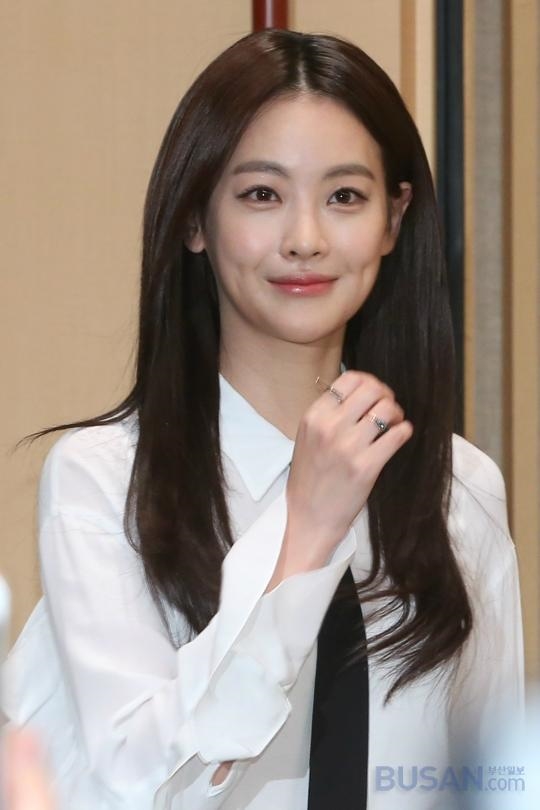 Oh Yeon Seo và Kim Bum trở thành cặp đôi mới của làng giải trí Hàn