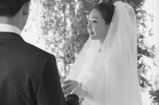 Choi Ji Woo tung ảnh cưới đẹp như phim hậu đám cưới vô cùng kín đáo