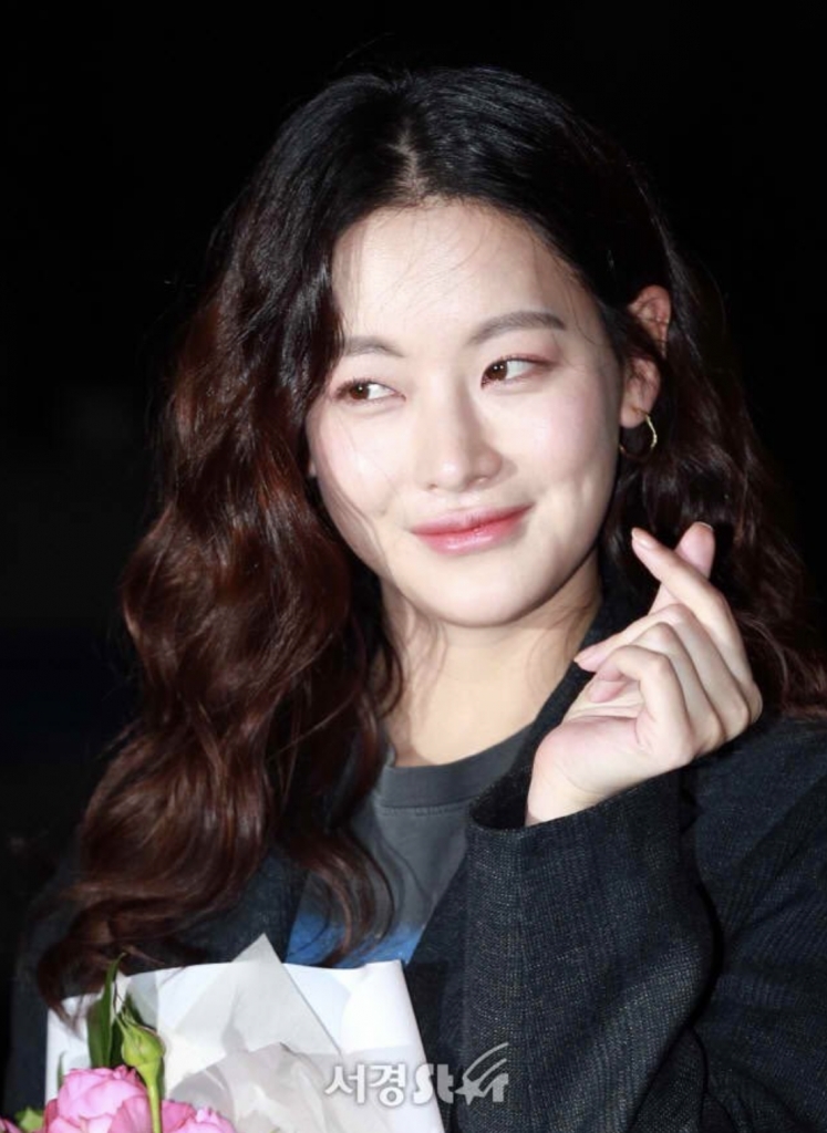 Nhan sắc nóng bỏng nhưng bị tố dao kéo, giả tạo của bạn gái Kim Bum