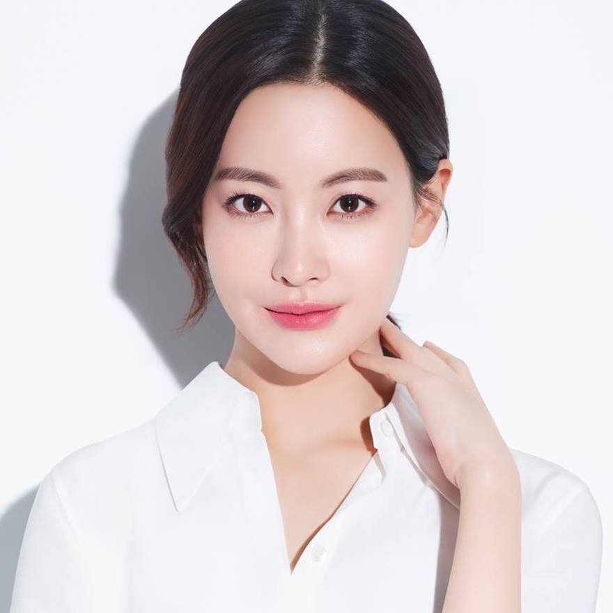 Nhan sắc nóng bỏng nhưng bị tố dao kéo, giả tạo của bạn gái Kim Bum