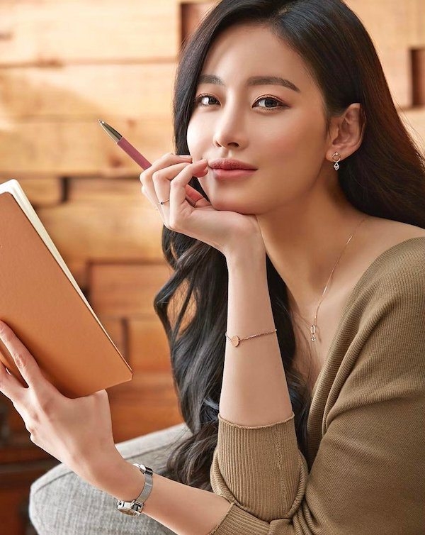 Nhan sắc nóng bỏng nhưng bị tố dao kéo, giả tạo của bạn gái Kim Bum