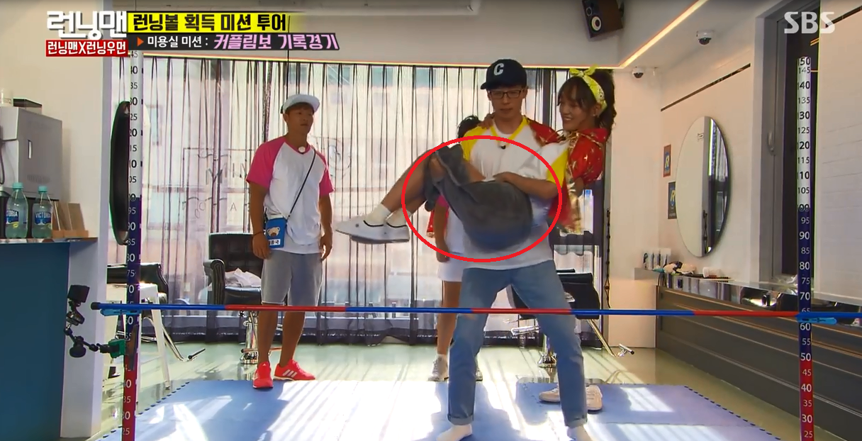Chỉ một hành động tinh tế, Yoo Jae Suk khiến khán giả ngưỡng mộ