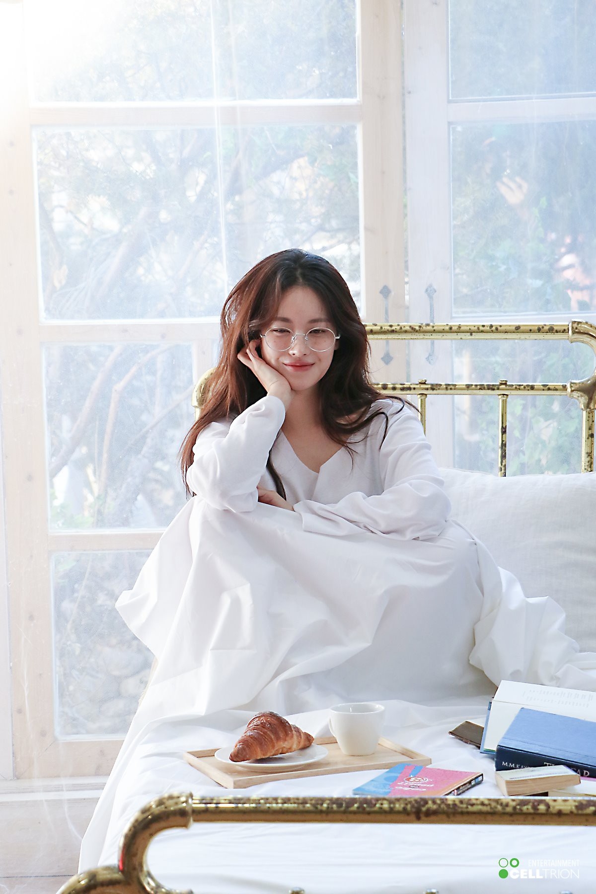 Loạt ảnh hậu trường đẹp đến khó tin của bạn gái Kim Bum