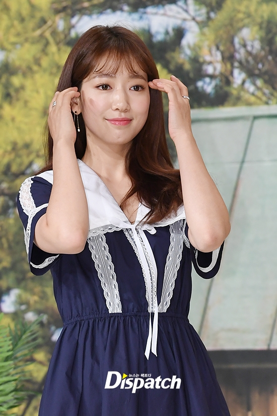 Park Shin Hye rạng rỡ lần đầu xuất hiện sau khi xác nhận hẹn hò