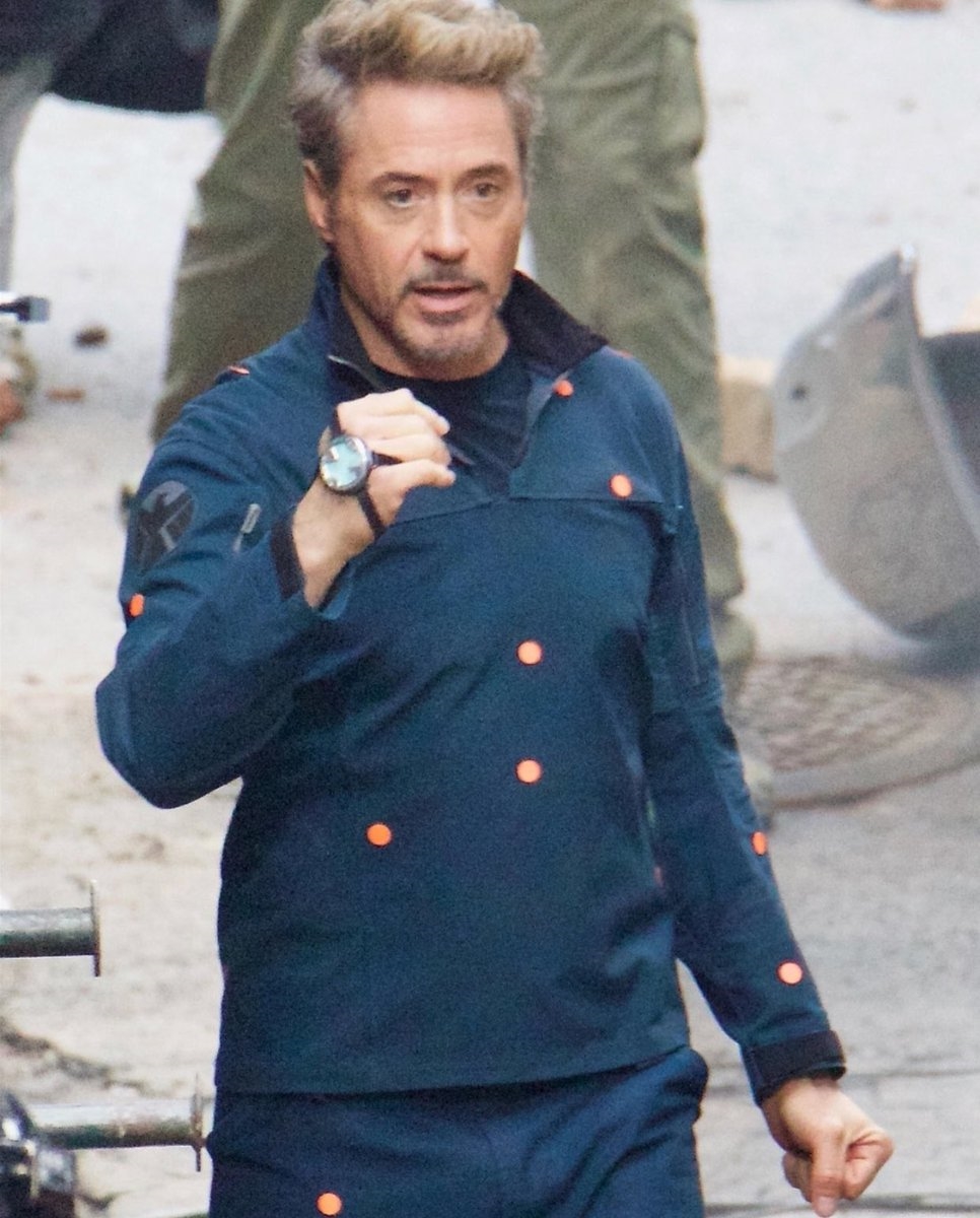 Robert Downey Jr. - Tony Stark với chiếc đồng hồ kỳ lạ 