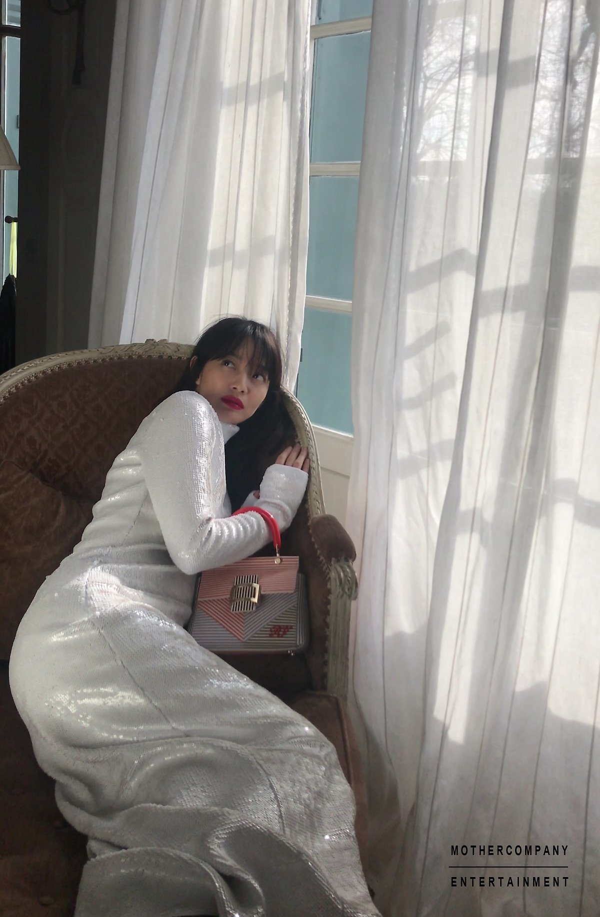 Shin Min Ah trở lại với vẻ đẹp nữ thần cùng bộ ảnh bên trời Tây