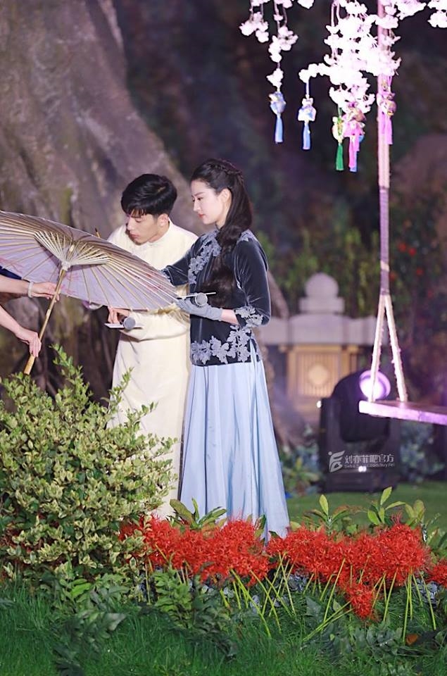 Lưu Diệc Phi và Tỉnh Bách Nhiên trong họp báo Nam Yên Trai Lục Bút