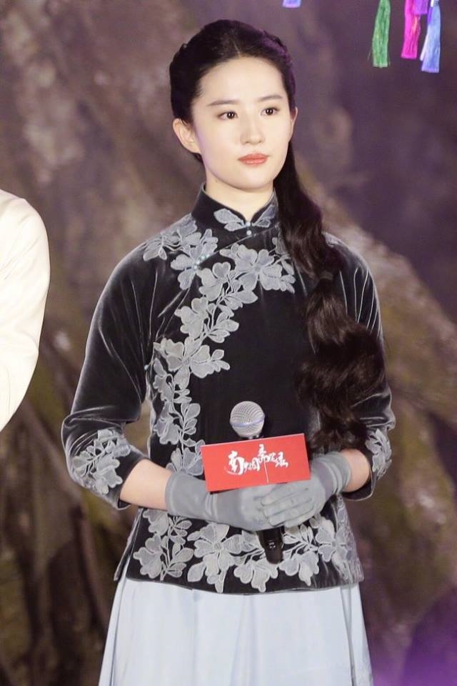 Lưu Diệc Phi và Tỉnh Bách Nhiên trong họp báo Nam Yên Trai Lục Bút