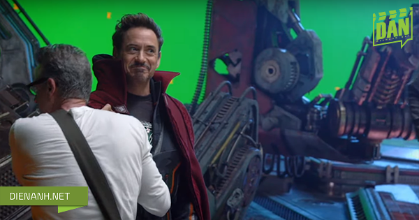 Avengers Infinity War: Tony Stark 'cầm nhầm' áo choàng Dr. Strange?