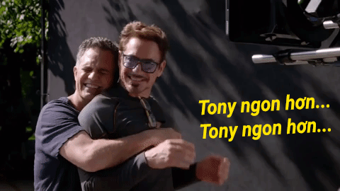 Robert và Hulk ôm ấp nhau