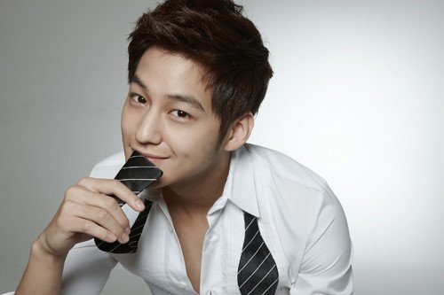 Kim Bum bị 'ném đá' thậm tệ khi thông báo sẽ nhập ngũ