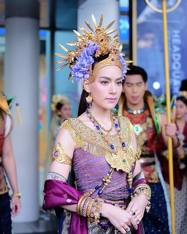 4 sao nữ Thái hóa thân thành nữ thần trong lễ hội té nước Songkran