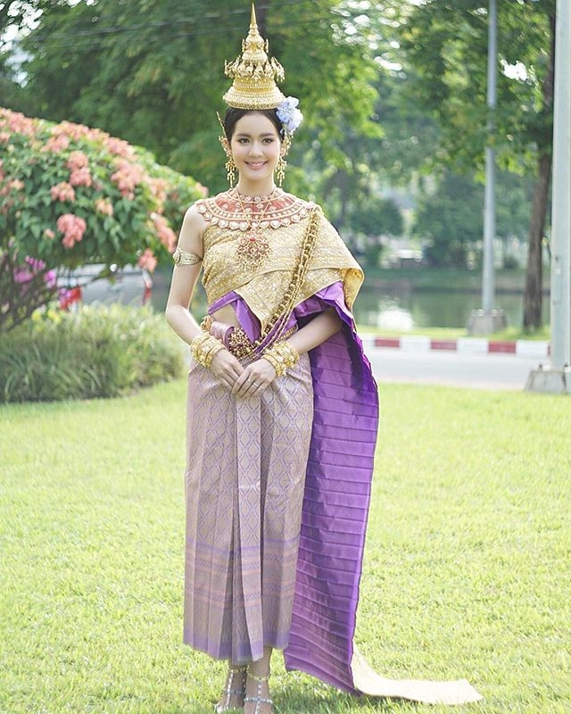 4 sao nữ Thái hóa thân thành nữ thần trong lễ hội té nước Songkran