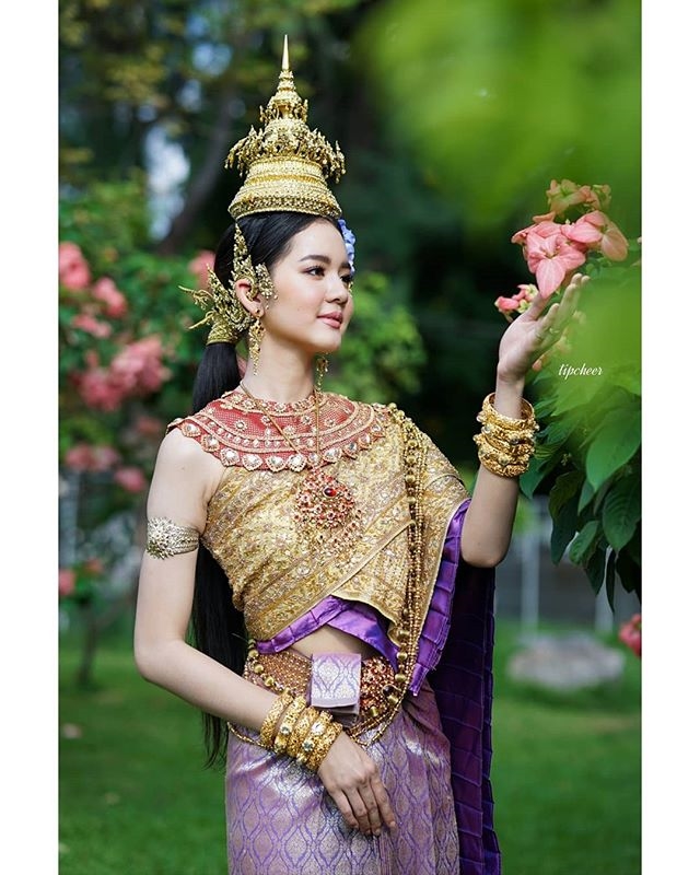 4 sao nữ Thái hóa thân thành nữ thần trong lễ hội té nước Songkran
