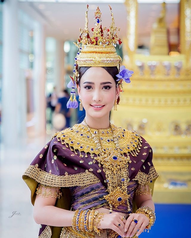 4 sao nữ Thái hóa thân thành nữ thần trong lễ hội té nước Songkran