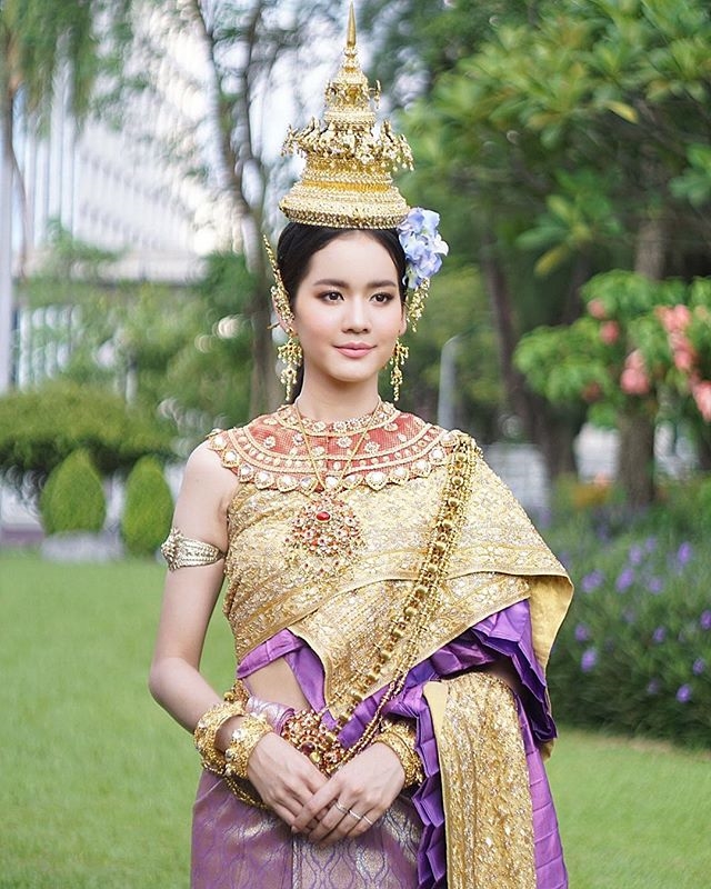 4 sao nữ Thái hóa thân thành nữ thần trong lễ hội té nước Songkran