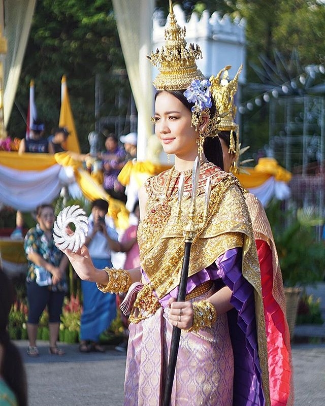 4 sao nữ Thái hóa thân thành nữ thần trong lễ hội té nước Songkran