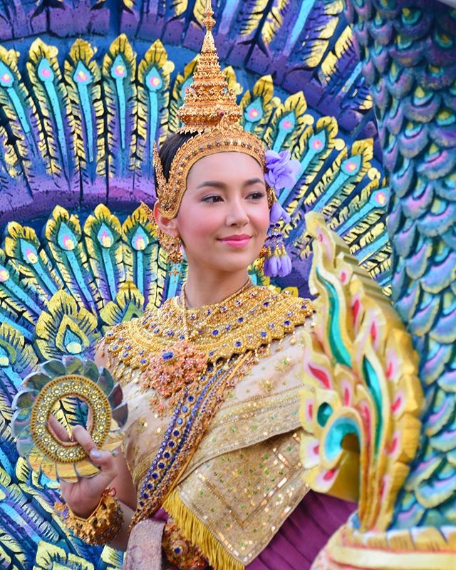4 sao nữ Thái hóa thân thành nữ thần trong lễ hội té nước Songkran