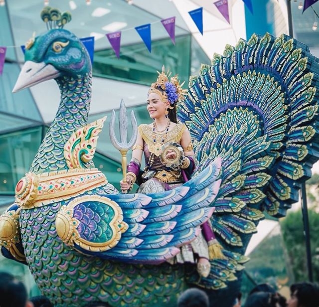 4 sao nữ Thái hóa thân thành nữ thần trong lễ hội té nước Songkran