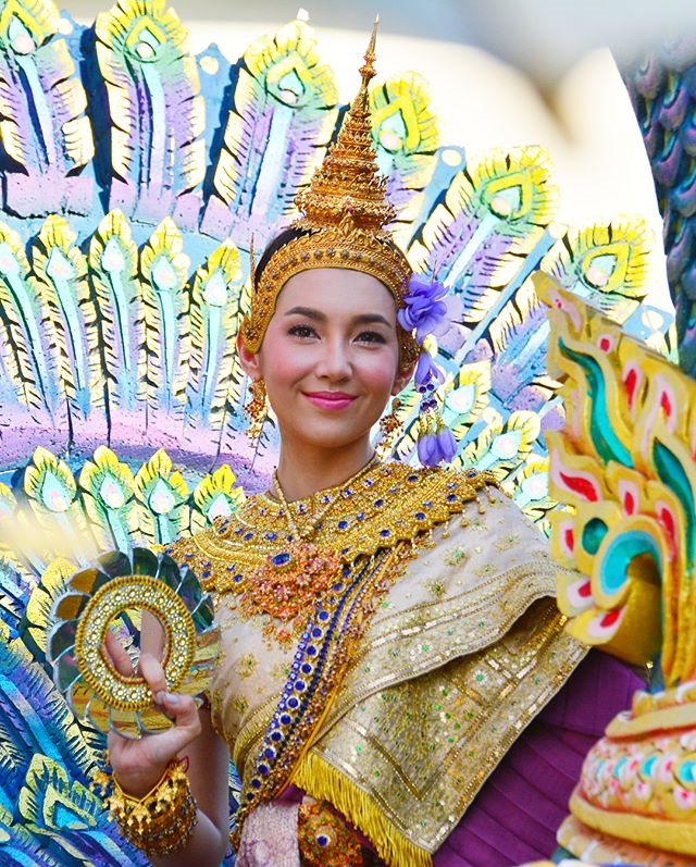 4 sao nữ Thái hóa thân thành nữ thần trong lễ hội té nước Songkran