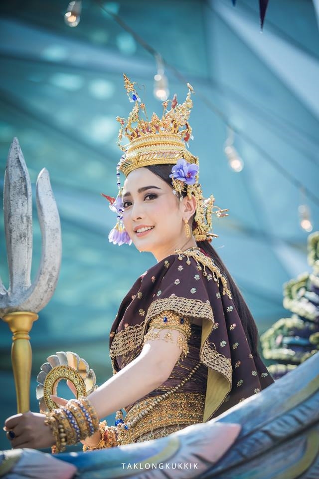 4 sao nữ Thái hóa thân thành nữ thần trong lễ hội té nước Songkran