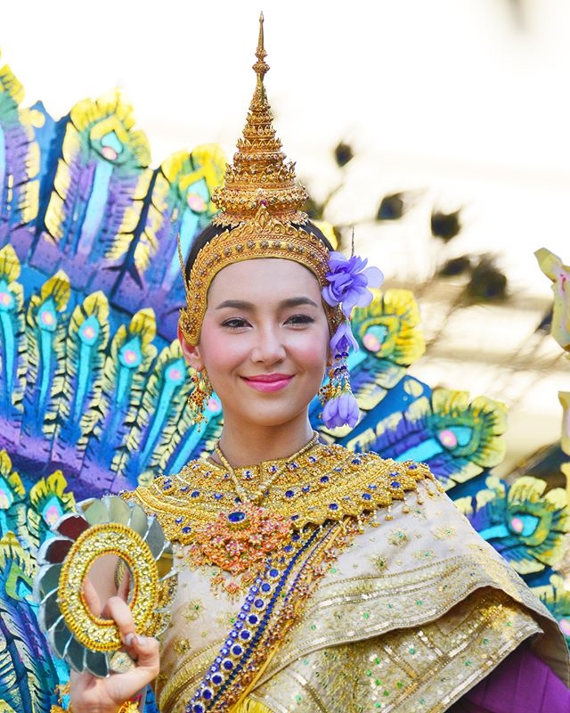 4 sao nữ Thái hóa thân thành nữ thần trong lễ hội té nước Songkran