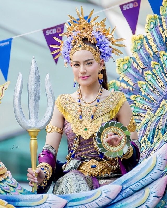 4 sao nữ Thái hóa thân thành nữ thần trong lễ hội té nước Songkran