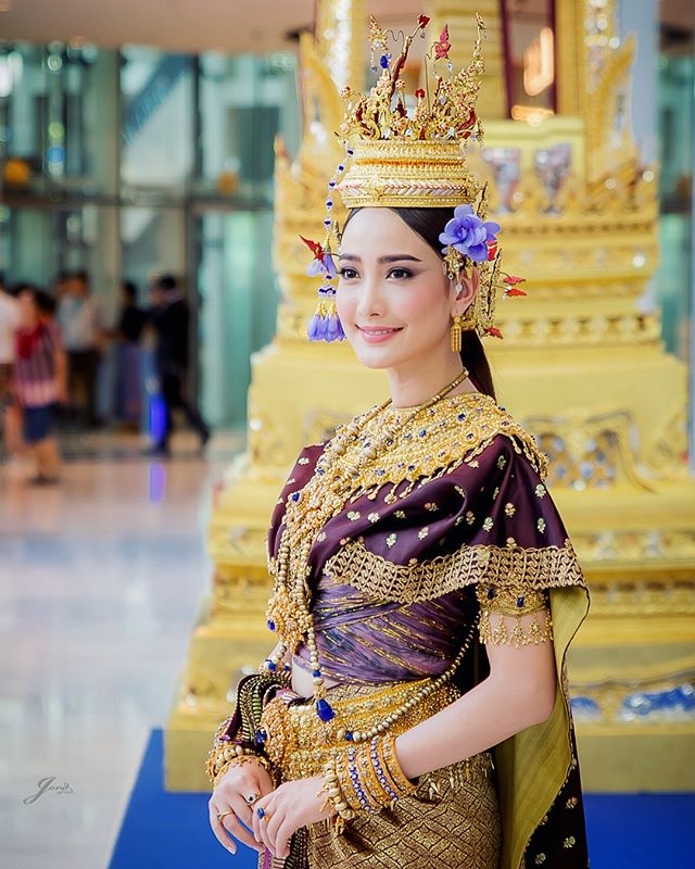 4 sao nữ Thái hóa thân thành nữ thần trong lễ hội té nước Songkran