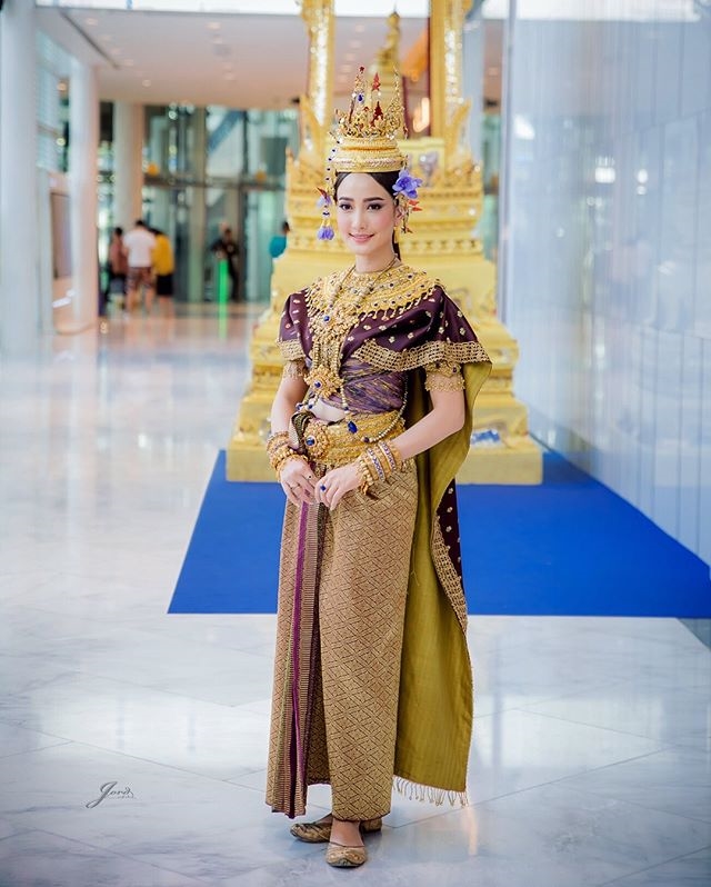 4 sao nữ Thái hóa thân thành nữ thần trong lễ hội té nước Songkran