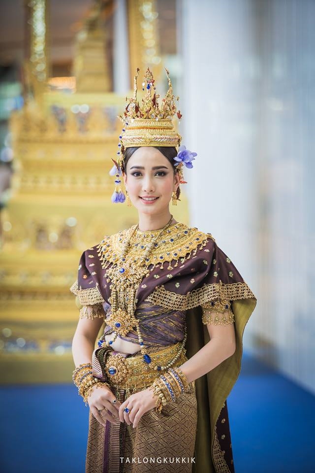 4 sao nữ Thái hóa thân thành nữ thần trong lễ hội té nước Songkran