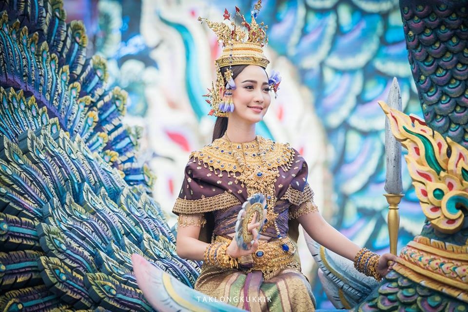 4 sao nữ Thái hóa thân thành nữ thần trong lễ hội té nước Songkran