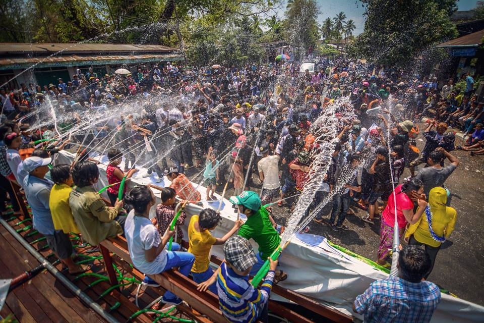 4 sao nữ Thái hóa thân thành nữ thần trong lễ hội té nước Songkran