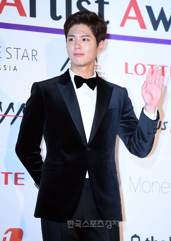 Suzy, Park Bo Gum và Shin Dong Yub trở thành MC của Baeksang