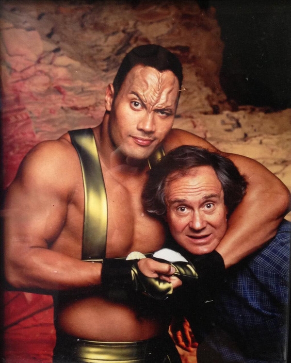 The Rock trong vai nhà vô địch đô vật The Pendari Champion