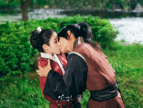 Drama Hàn và những nụ hôn bị đánh giá là 'nhạt nhòa, thiếu muối'