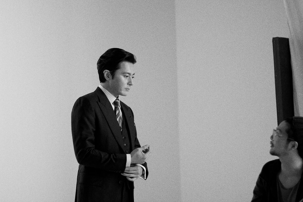 Jang Dong Gun đẹp rung động trong hậu trường phim mới