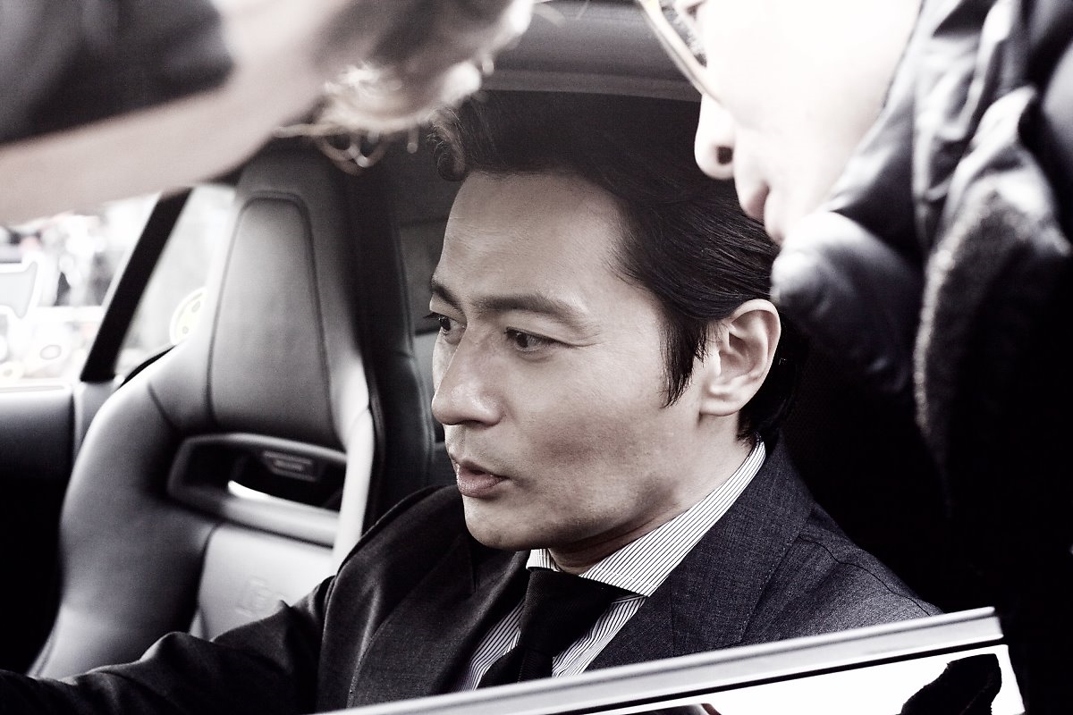 Jang Dong Gun đẹp rung động trong hậu trường phim mới
