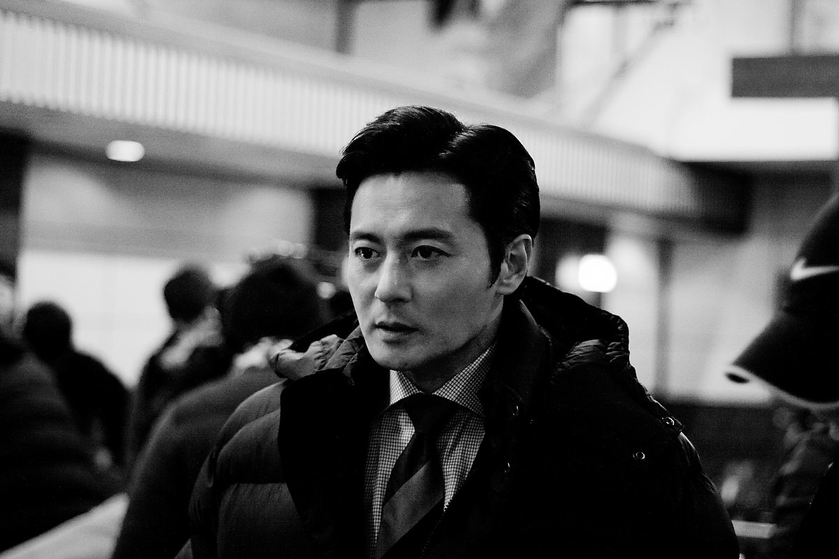Jang Dong Gun đẹp rung động trong hậu trường phim mới