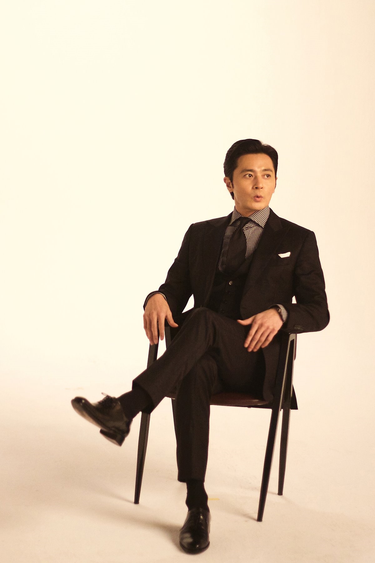 Jang Dong Gun đẹp rung động trong hậu trường phim mới