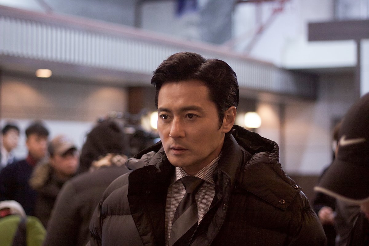 Jang Dong Gun đẹp rung động trong hậu trường phim mới