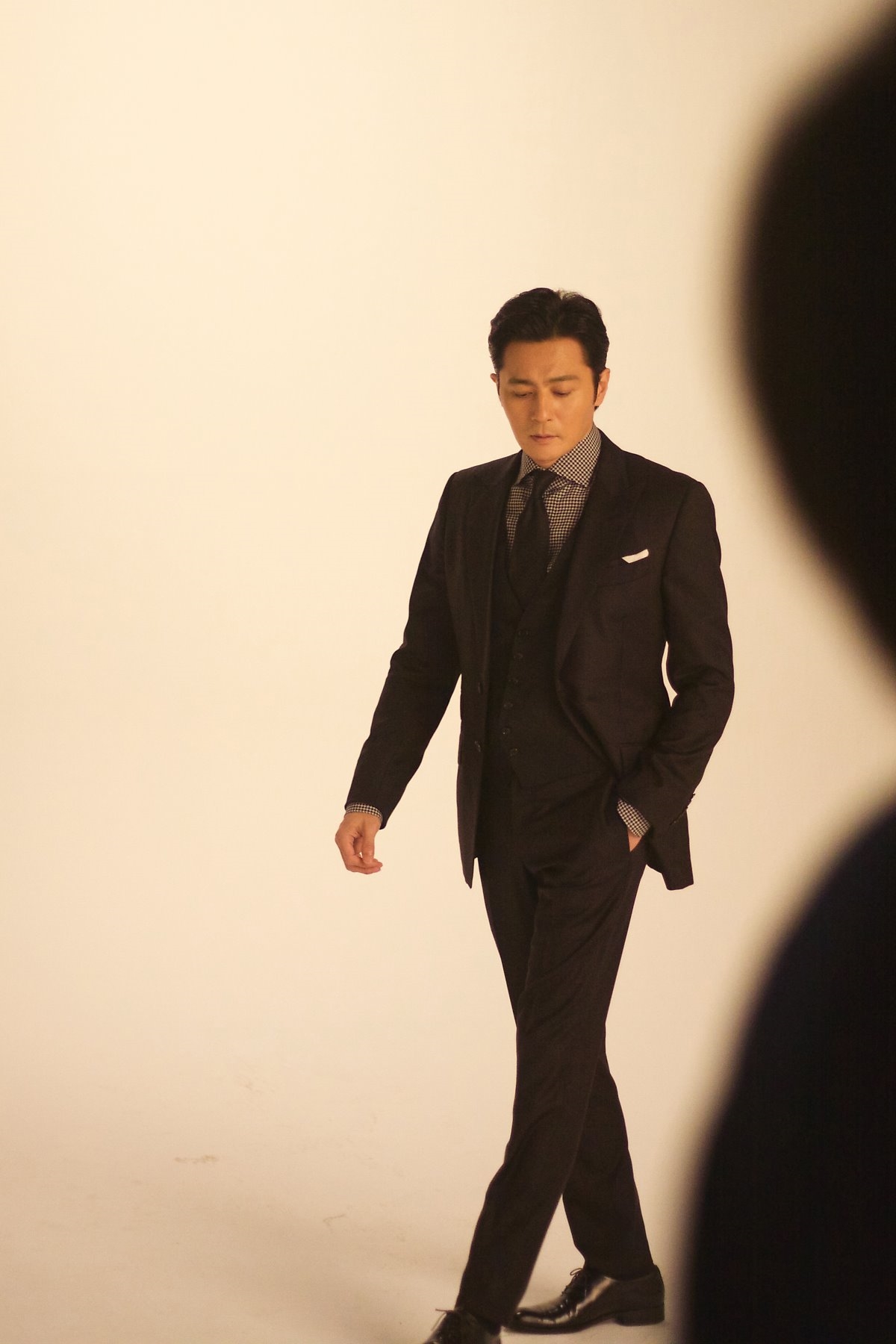 Jang Dong Gun đẹp rung động trong hậu trường phim mới