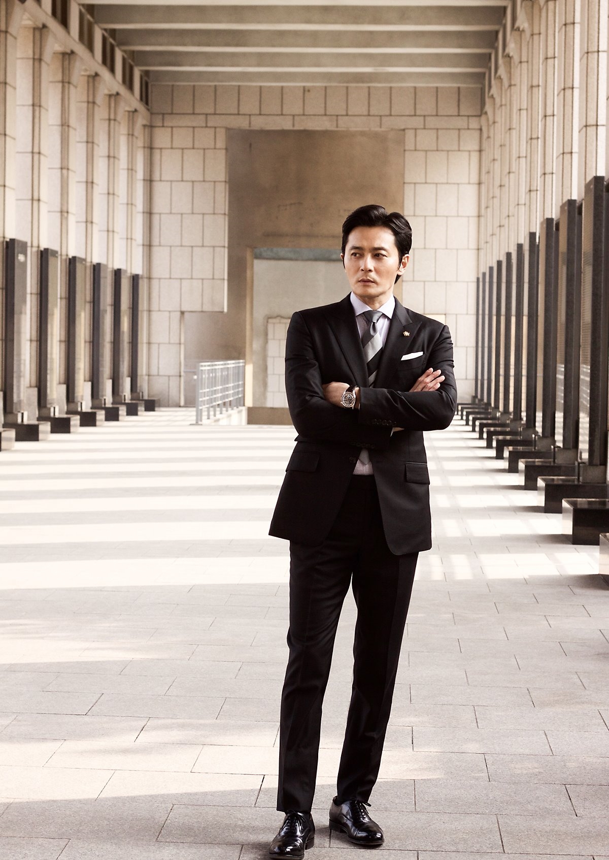Jang Dong Gun đẹp rung động trong hậu trường phim mới